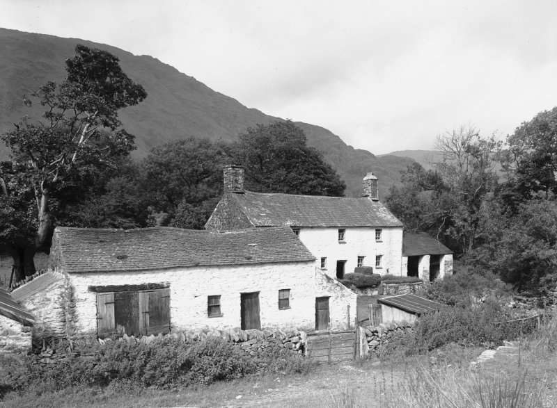 Cottages outside Beddgelert. © Crown Copyright RCAHMW.