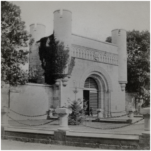 Animated stereoscopic photograph of the entrance of Penrhyn Castle. © Crown Copyright RCAHMW.