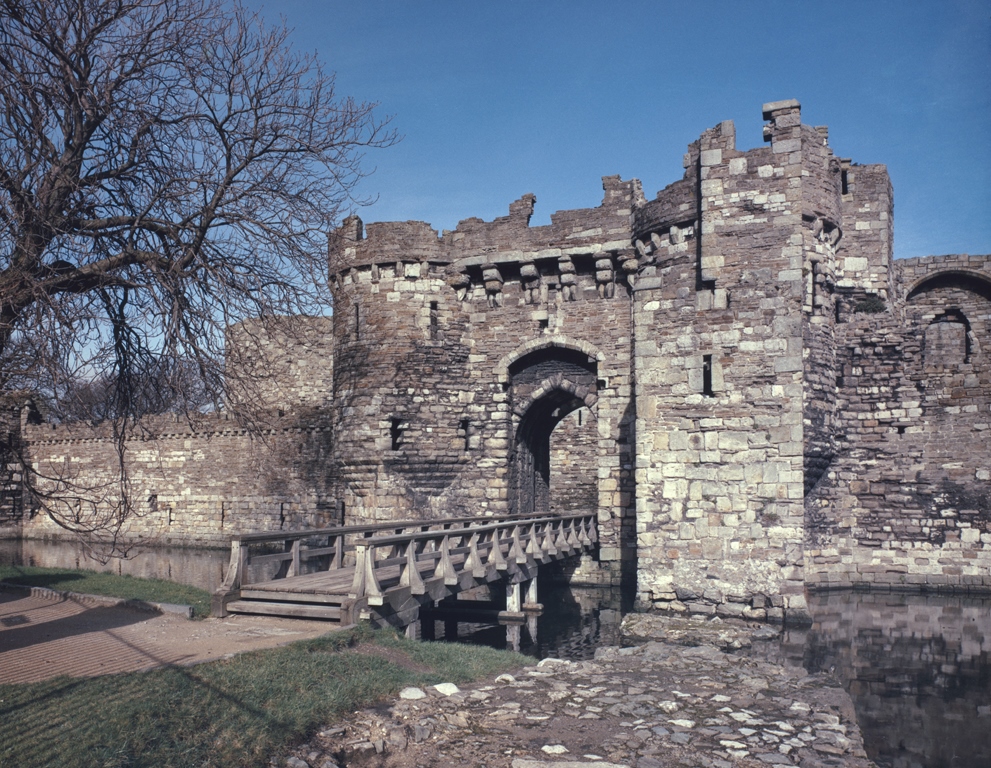 Porth y castell. © Hawlfraint y Goron CBHC. 
