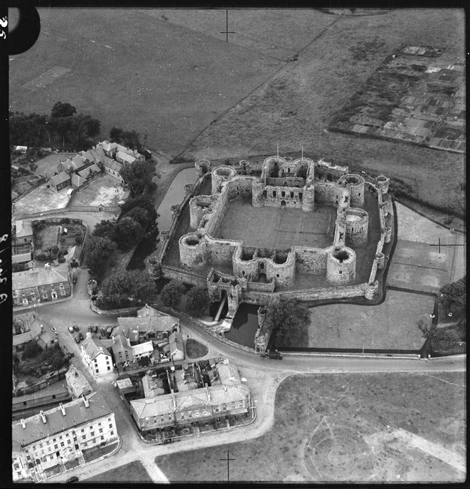 Castell Biwmares. © Hawlfraint y Goron CBHC. 