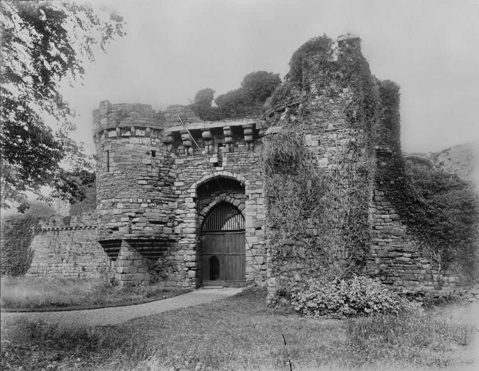 Golygfa hanesyddol o borth y castell. © Hawlfraint y Goron CBHC. 