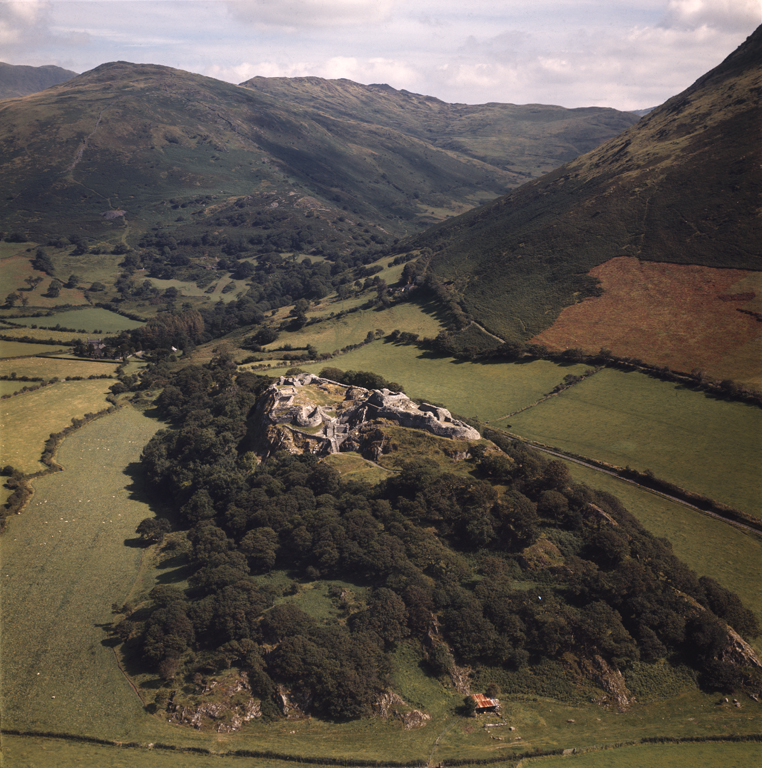 Castell y Bere, gerllaw Cader Idris. © Hawlfraint y Goron CBHC. 