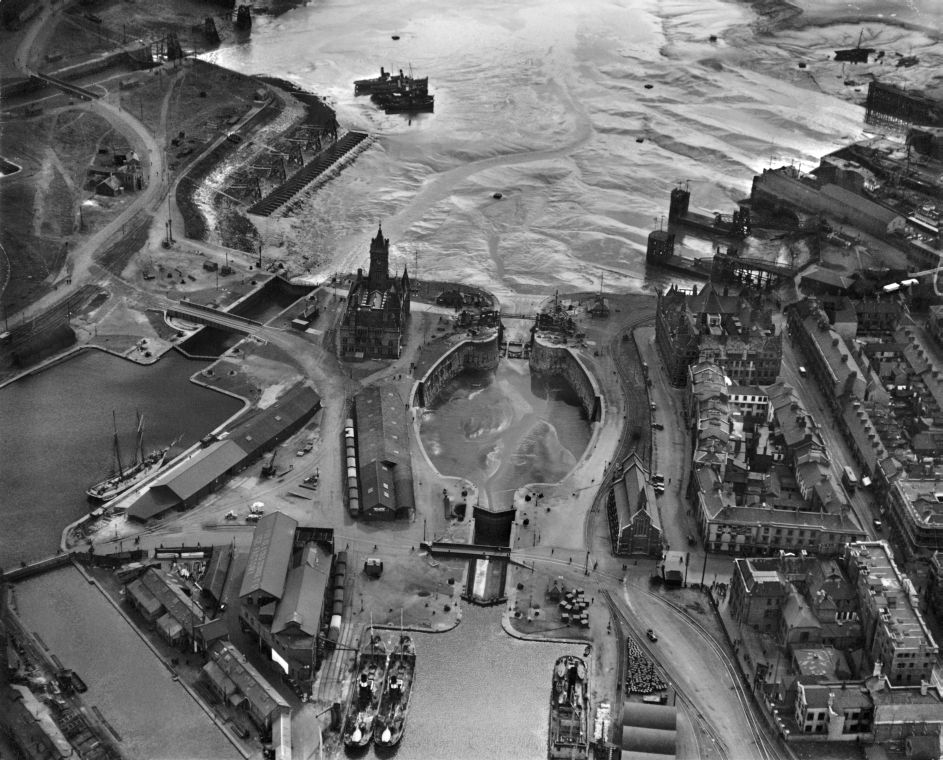 Cardiff docks. © Crown Copyright RCAHMW.