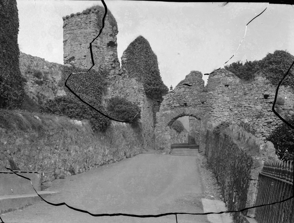 Castell Dinbych-y-Pysgod. © Hawlfraint y Goron CBHC. 